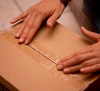 Paga con due sassi un acquisto online: denunciato per truffa