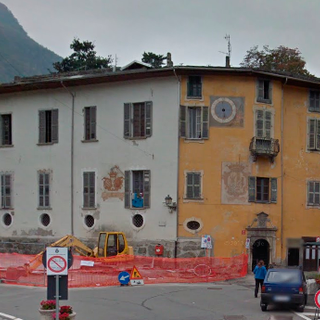 Incendia un materasso in cortile: denunciata una donna