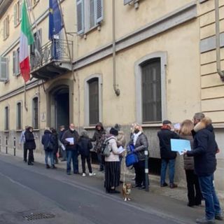 Alcuni dei cittadini in coda davanti al Comando provinciale dei Carabinieri