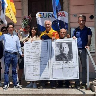 «Professione: Dittatore; segni particolare: Fascista»