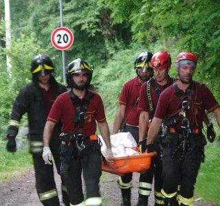 Le squadre di soccorso all'opera (da NewsBiella.it)