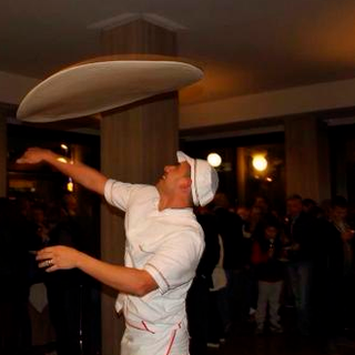 Pizza acrobatica e sfida tra i mangiatori più veloci