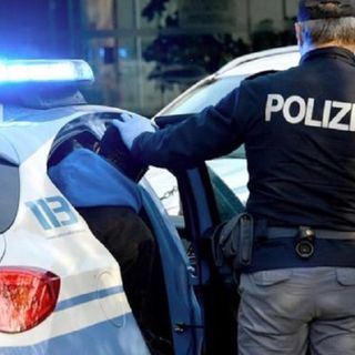 Fermato con la droga in auto, si lancia contromano a tutta velocità