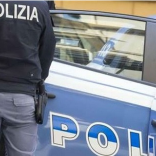 Piazza Cavour, aggredisce i poliziotti durante il controllo al bar: arrestata una donna