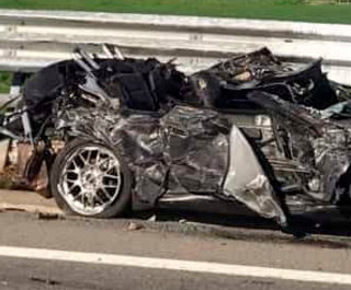 Porsche si schianta contro un tir: morto un giovane papà, ferita la bambina