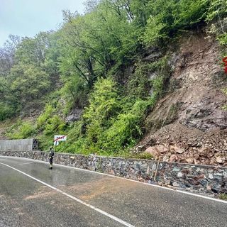 Pray: Cede la riva sopra la sede stradale. Viabilità interrotta