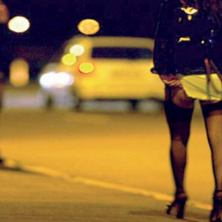 Ricatta il cliente: "Sono incinta e il figlio è tuo"