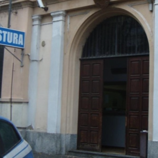 Truffa il cliente consegnando carta invece della droga. E l'altro chiama la Polizia