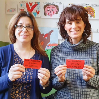 Emanuela Quirci e Cristina Ferraris con il cartellino "No grazie"
