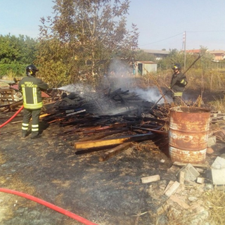 Muore cercando di spegnere un incendio di sterpaglie