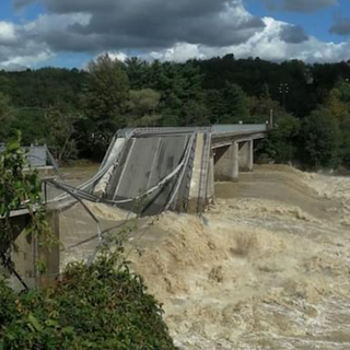Crollato il ponte tra Gattinara e Romagnano: era stato riaperto al traffico da due ore - VIDEO