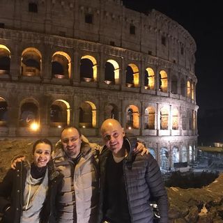 Matteo Romano con la Iene Alessandro De Giuseppe e una cameraman