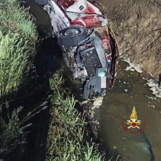 Fuori strada con l'auto tra Ronsecco e Lachelle