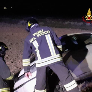 Fuori strada con l'auto: due persone in ospedale