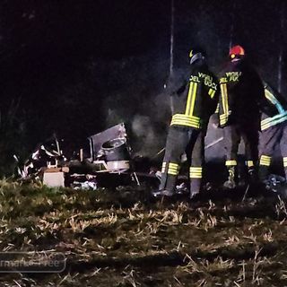 Salussola, roulotte distrutta dalle fiamme