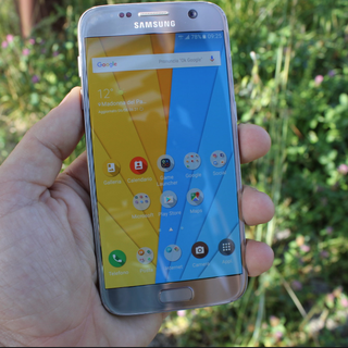 Trova in terra un cellulare e se lo tiene. Finisce a processo per ricettazione