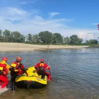 Si getta in acqua e scompare: allarme nella zona di corso Rigola