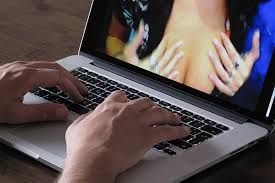 Facciamo un... giochetto sexy? Poi scatta la trappola