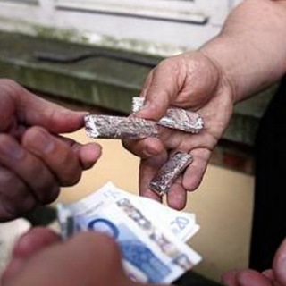 Sorpreso a spacciare in discoteca: prima l'arresto ora il Dacur