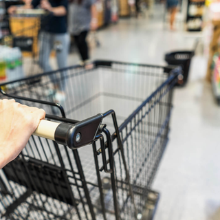 Coldiretti: «Gli aumenti sui cibi svuotano il carrello della spesa»