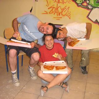 «Rifacciamo i murales negli spogliatoi del liceo scientifico».