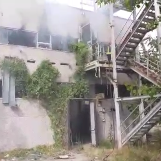 Fiamme in un capannone abbandonato dietro alla stazione - foto e video