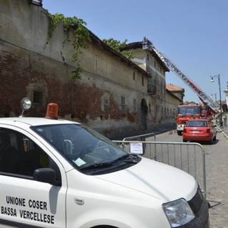 Cede il tetto di uno stabile: strada chiusa - le foto