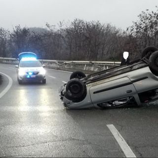 Biella, auto si capotta al curvone della superstrada