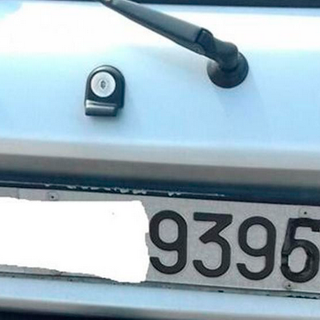 Modifica la targa dell'auto con il nastro adesivo