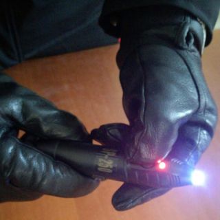 Cerca di colpire il cane da guardia con il taser: nei guai un 73enne