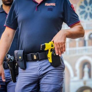 Il Sap: «Taser finalmente in dotazione alla Polizia di Vercelli»