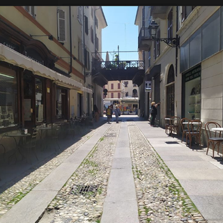 Sulla sinistra, i tavolini che sono stati fatt togliere