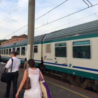 Porte guaste: decine di pendolari bloccati dentro al treno