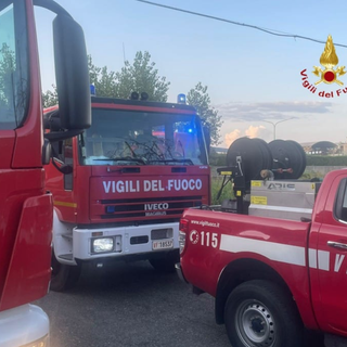 Immondizia in fiamme all'ex cementificio