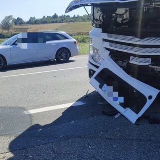 Massazza, scontro tra un bilico e un'auto che finisce nel prato. FOTO