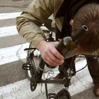 Ubriaco, entra in un negozio e minaccia la titolare