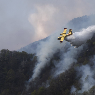 Canadair in azione sopra Varallo: dopo 24 ore l'incendio si avvicina alle case