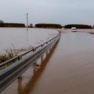 Un'immagine della tangenziale di Vercelli invasa dall'acqua