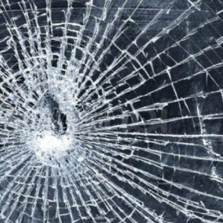 Preso dall'ira spacca la porta del PuntoBlu