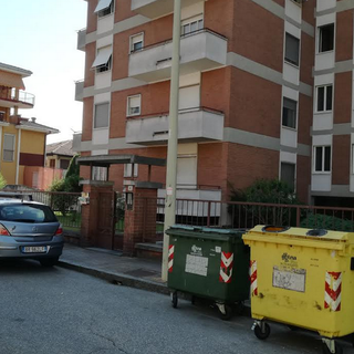 Resta a Novara la donna accoltellata dal figlio