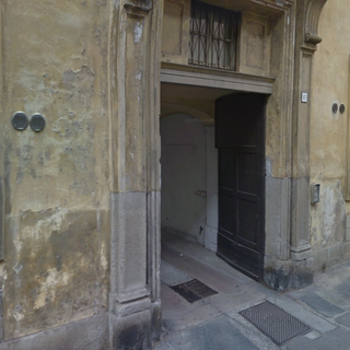 L'ingresso dell'abitazione interessata dall'incendio