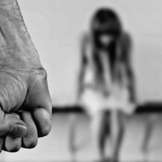 Costringevano la figlia 13enne a prostituirsi: arrestati genitori e clienti