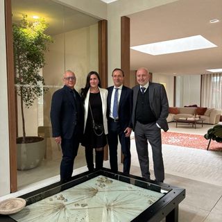 Da sinistra, Francesco Nova, Chiara Osnago Gadda, Massimo Senini e Mariano Giovanni Carozzi, davanti al tavolo/scultura realizzato dall’artista Didone, con il piano in materiale NOAI di Senini.