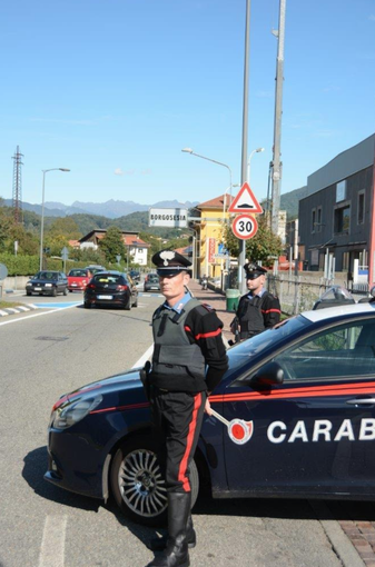 Doppio colpo di super alcolici: nasconde sotto gli abiti 11 bottiglie