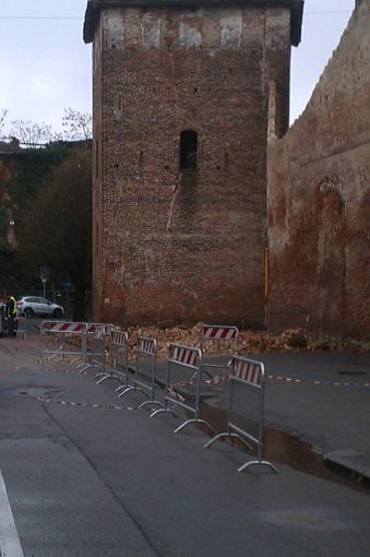 Via Conte Rosso: crollato parte del muro di cinta del Tribunale - FOTOGALLERY