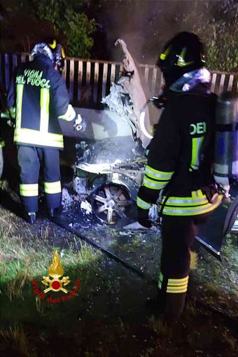Auto in fiamme nella notte. Paura a Palazzolo Auto in fiamme nella notte. Paura a Palazzolo