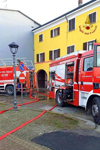 Sottotetto a fuoco: momenti di paura a Tronzano Sottotetto a fuoco: momenti di paura a Tronzano