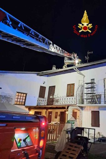 Villata, principio di incendio al tetto di un'abitazione Villata, principio di incendio al tetto di un'abitazione