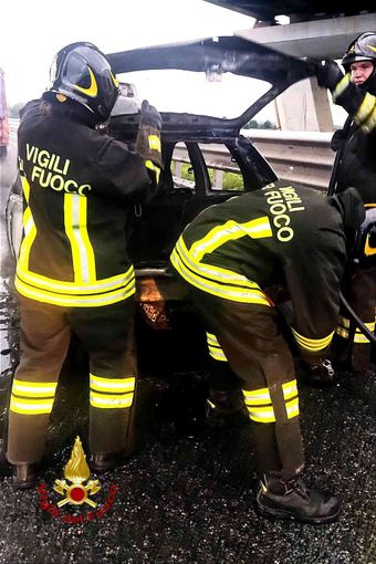 Auto in fiamme vicino al casello di Carisio Auto in fiamme vicino al casello di Carisio