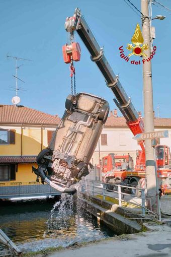 Perde il controllo dell'auto e finisce nel canale Perde il controllo dell'auto e finisce nel canale